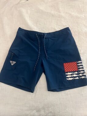 Mens Columbia Performance Fishing Gear Board Navy Shorts with Flag/Fish Design